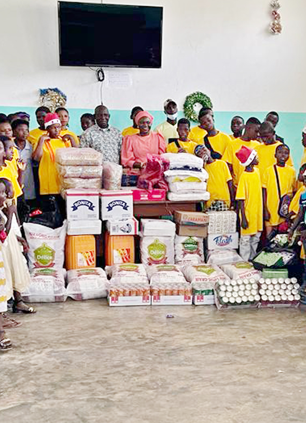 Dons de vivres et de cadeaux à un orphelinat